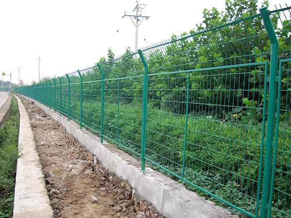 公路現(xiàn)貨護(hù)欄網(wǎng)圖片4 公路現(xiàn)貨護(hù)欄網(wǎng)圖片4